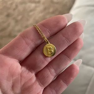 selling this beautiful kendra scott initial pendant necklace!